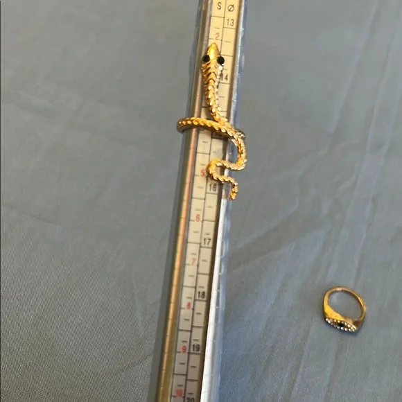 Gold Tone and Emerald Tone Lot of Two (2) Rings Size 4.5 - 5 🐍 - Picture 2 of 6